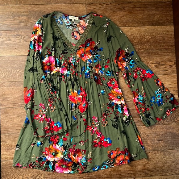 Umgee Dresses & Skirts - EUC Umgee+ 2X Green & Floral Bell Sleeve Babydoll Dress